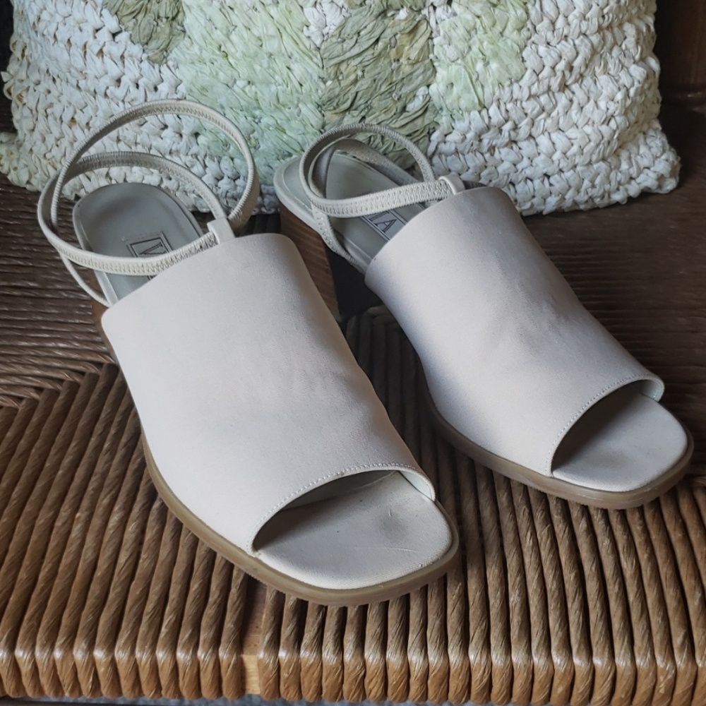 Via Nova sandals, nude, size 8M